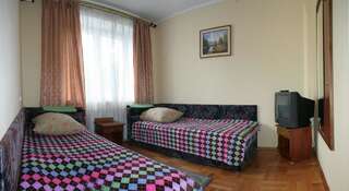 Отель Morozko Славское Стандартный номер с 2 односпальными кроватями и диваном-1